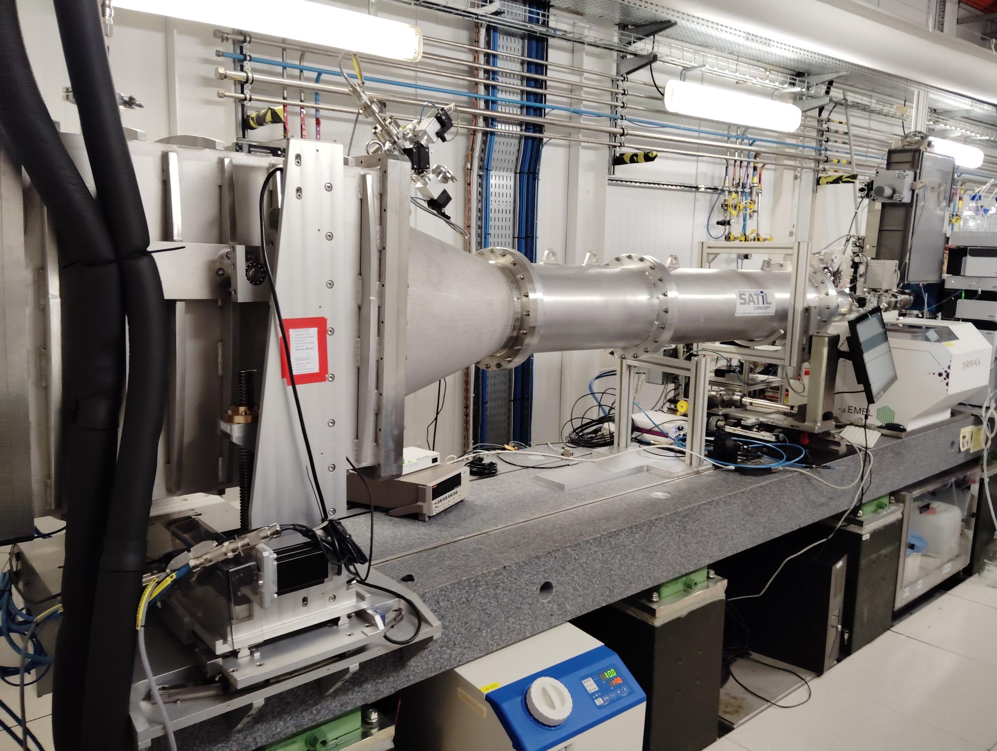 Detector inside vacuum vessel