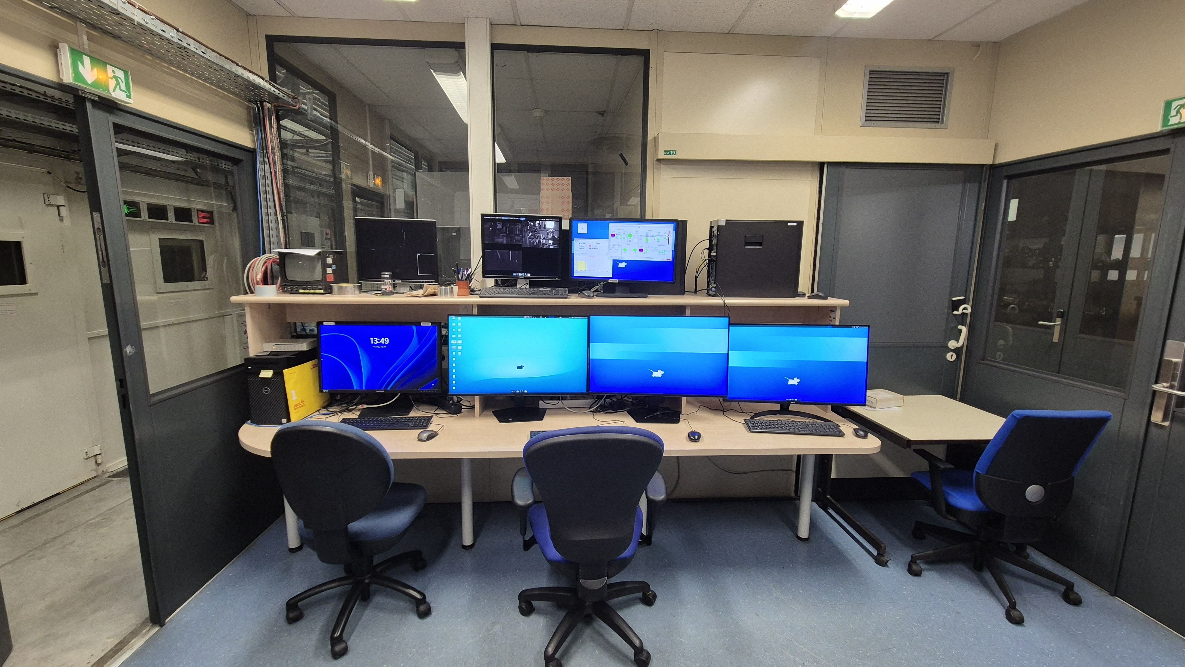 micro_control_room.heic