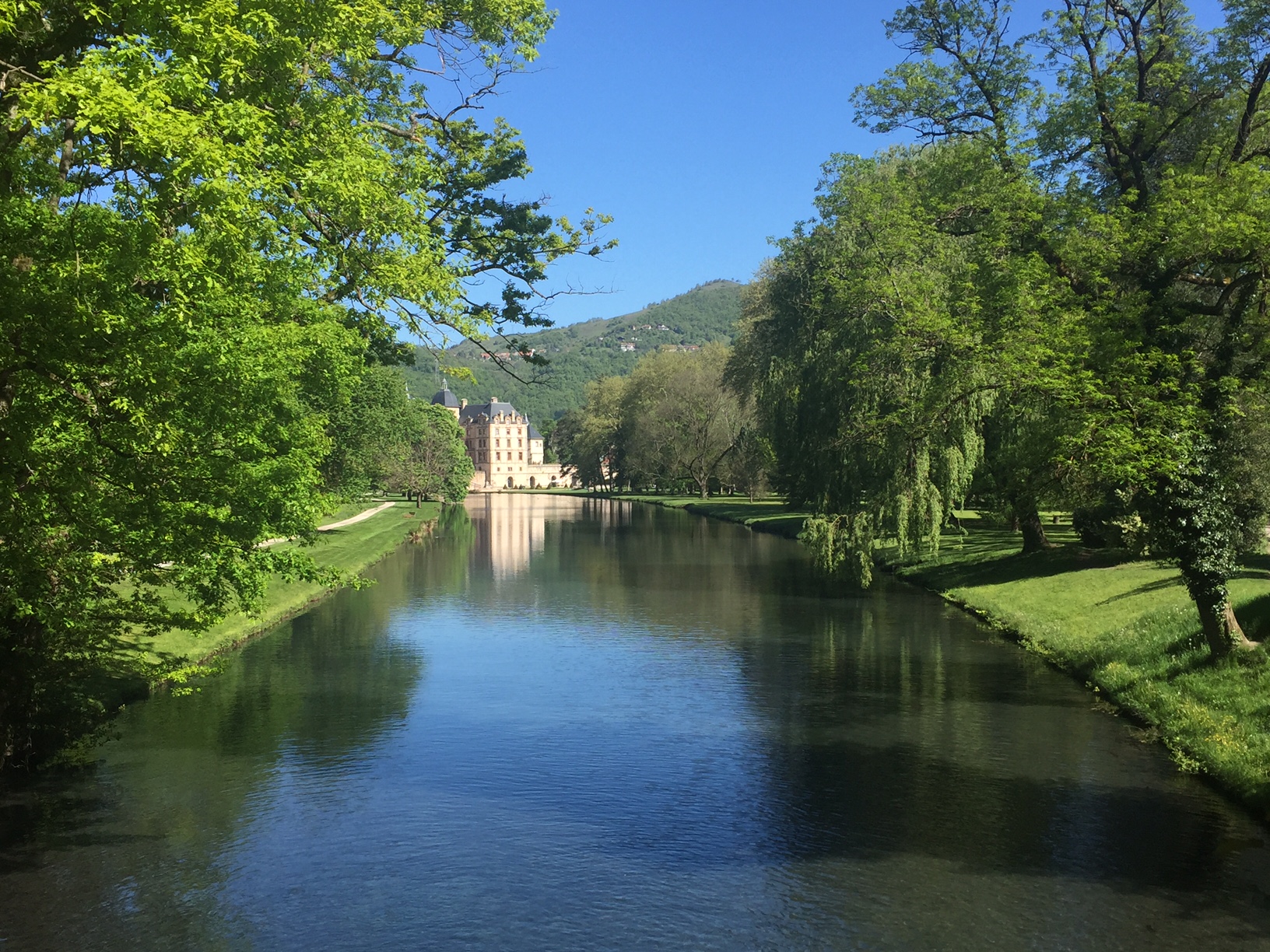 Vizille castle and river.JPG