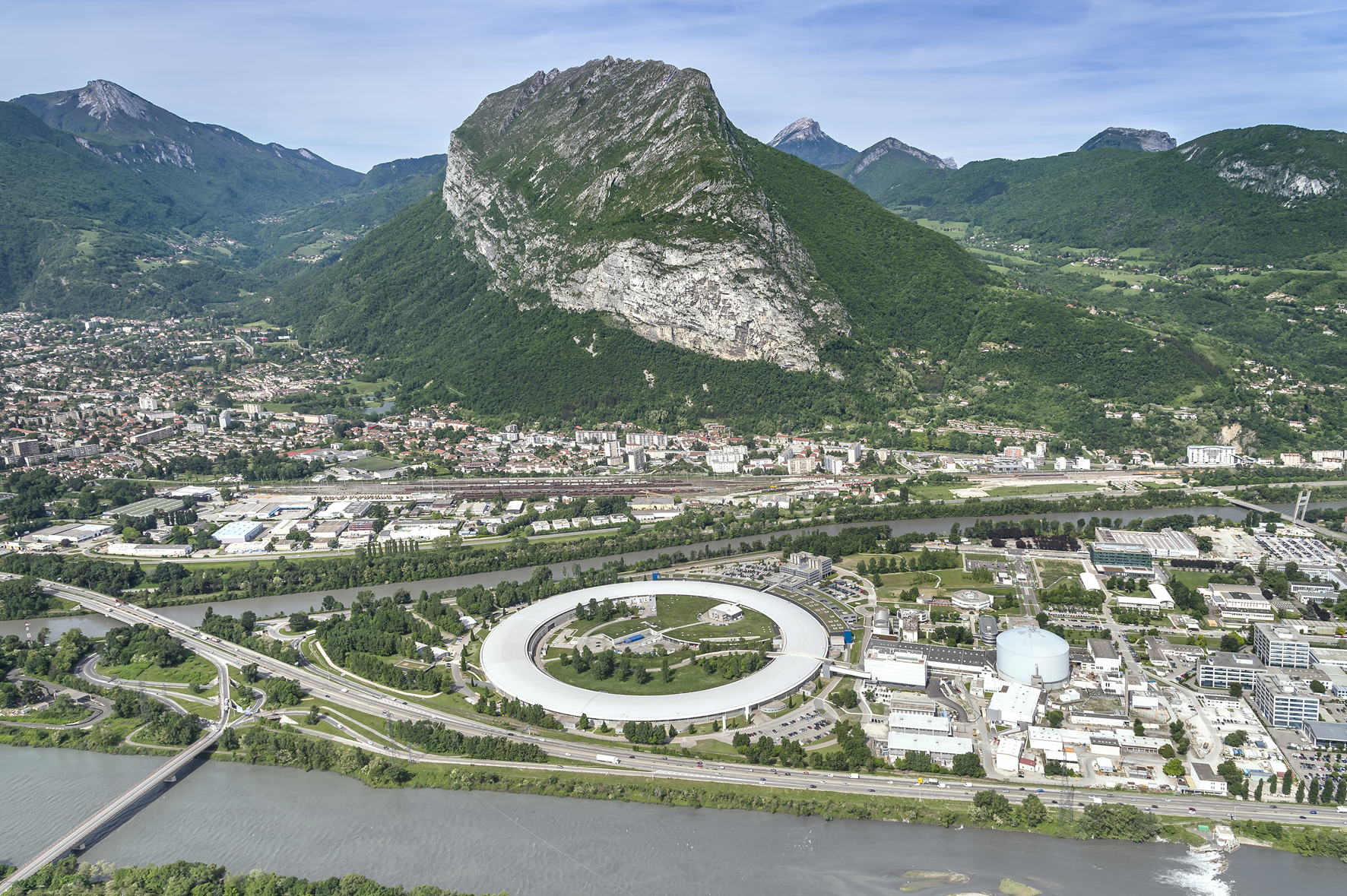 ESRF AERIAL VIEWS_MOREL_MAY 2015_LR_05.jpg (ESRF - THE EUROPEAN SYNCHROTRON...