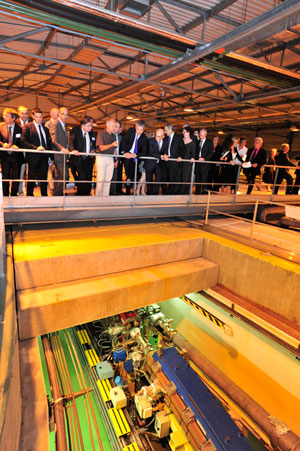Laurent Farvacque, acting Director of the Accelerator and Source, explaining the functioning of the storage ring to Laurent Wauquiez