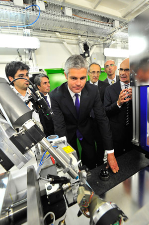 Francesco Sette explains the functioning of the automated sample environment to Laurent Wauquiez at the macromolecular crystallography beamline ID29.