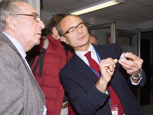 Francesco Sette showing microscopic samples of Roman wall paintings from Pompeii.