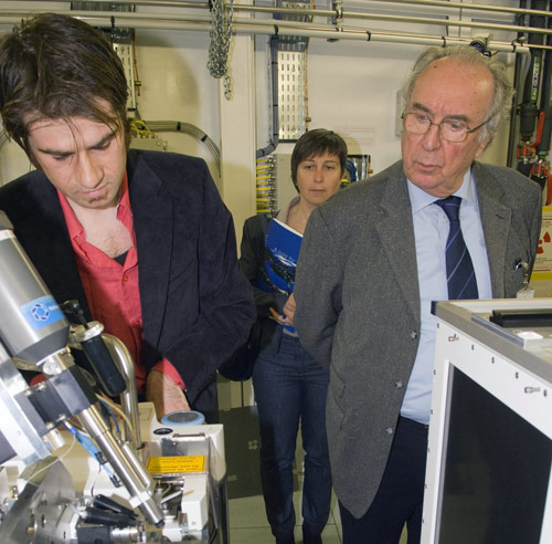 Demonstration of automated sample changing and positioning at beamline ID23.