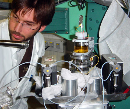 Adjusting the gold sample for the experiment at beamline ID32